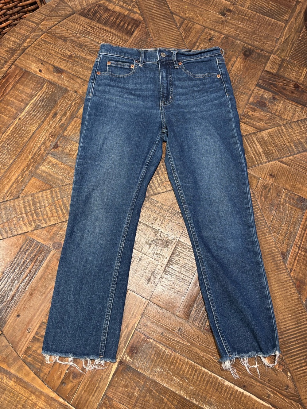 GAP Women's Vintage slim in size 6P frayed hem. High Rise